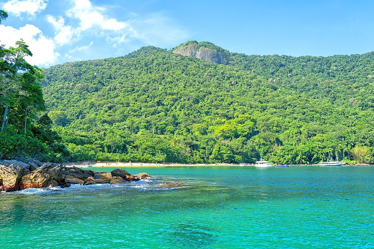 Enseada de águas claras na Ilha Grande