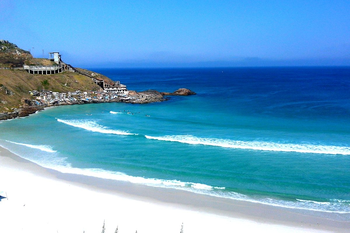 Praia de águas azul-turquesa em Arraial do Cabo