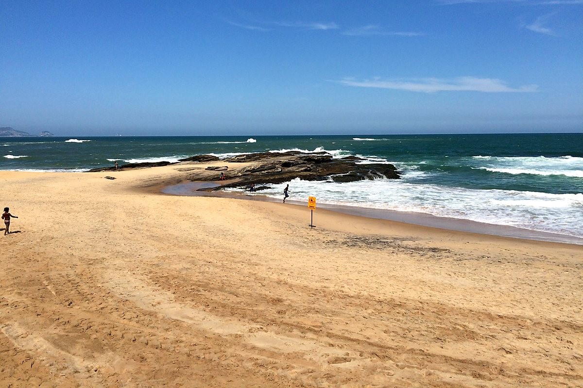 Praia com pedras em Macaé