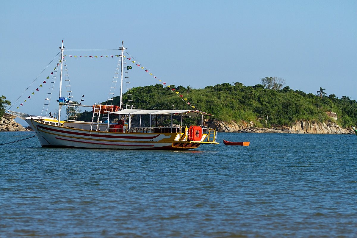 Escuna diante da Ilha dos Trinta Réis, em Rio das Ostras