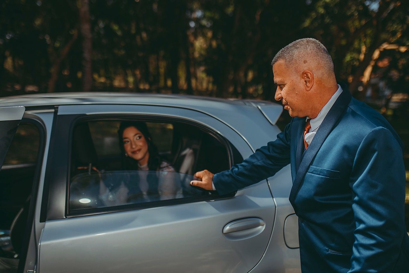Motorista abre a porta do carro para a passageira