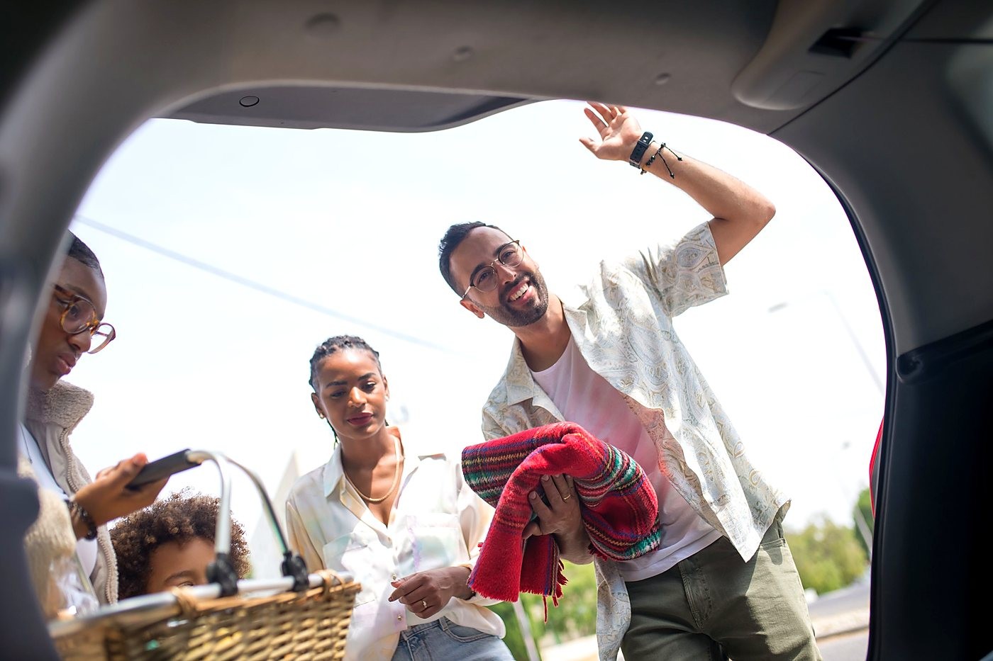 Família arrumando o porta-malas antes de viajar