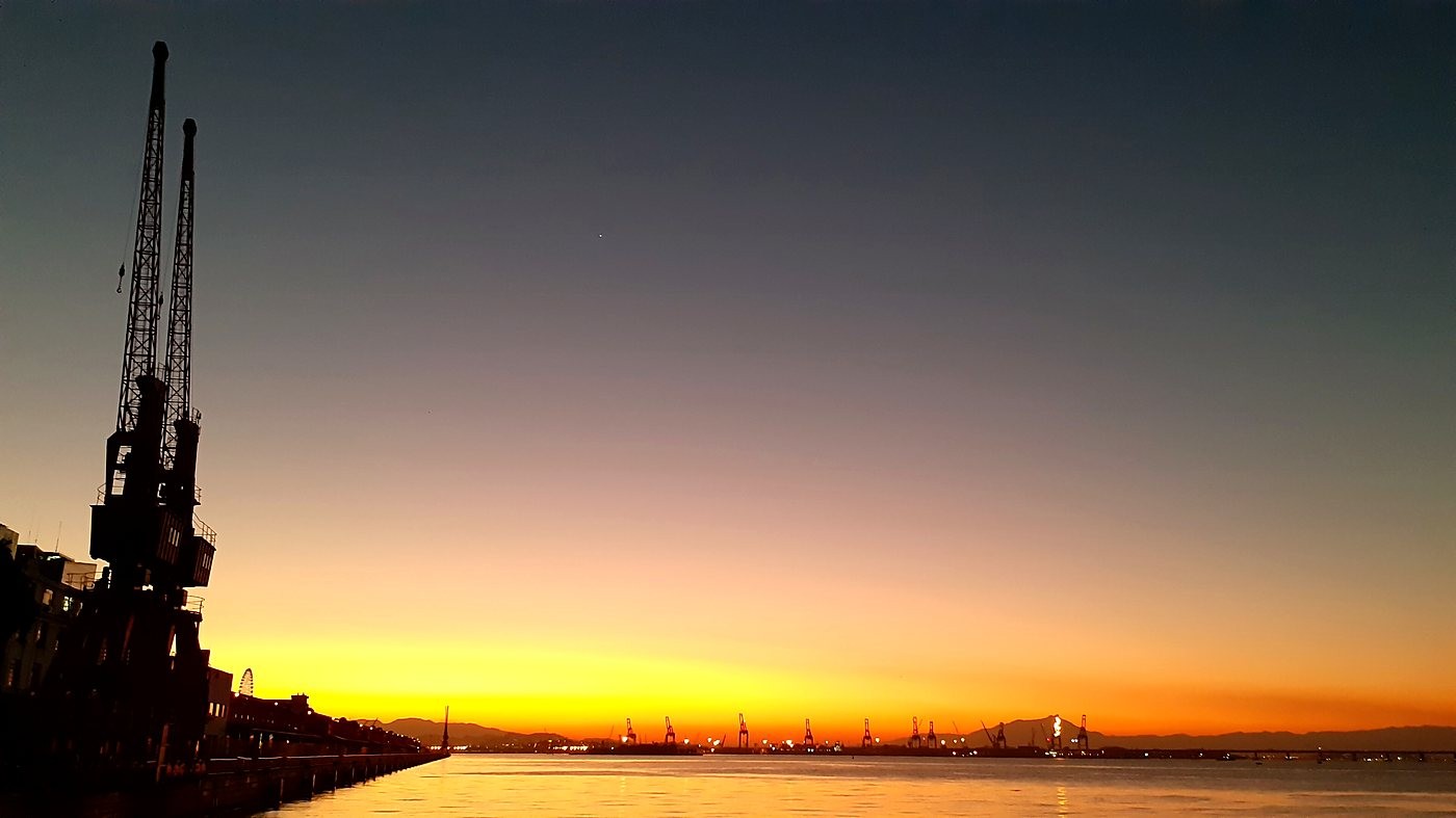 Guindastes do Porto do Rio de Janeiro ao entardecer