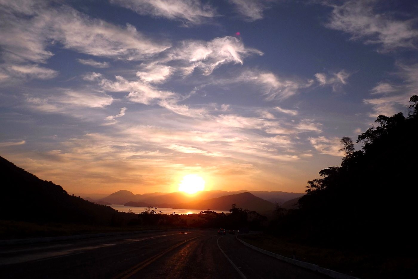 Rodovia Rio-Santos em Paraty ao pôr do sol