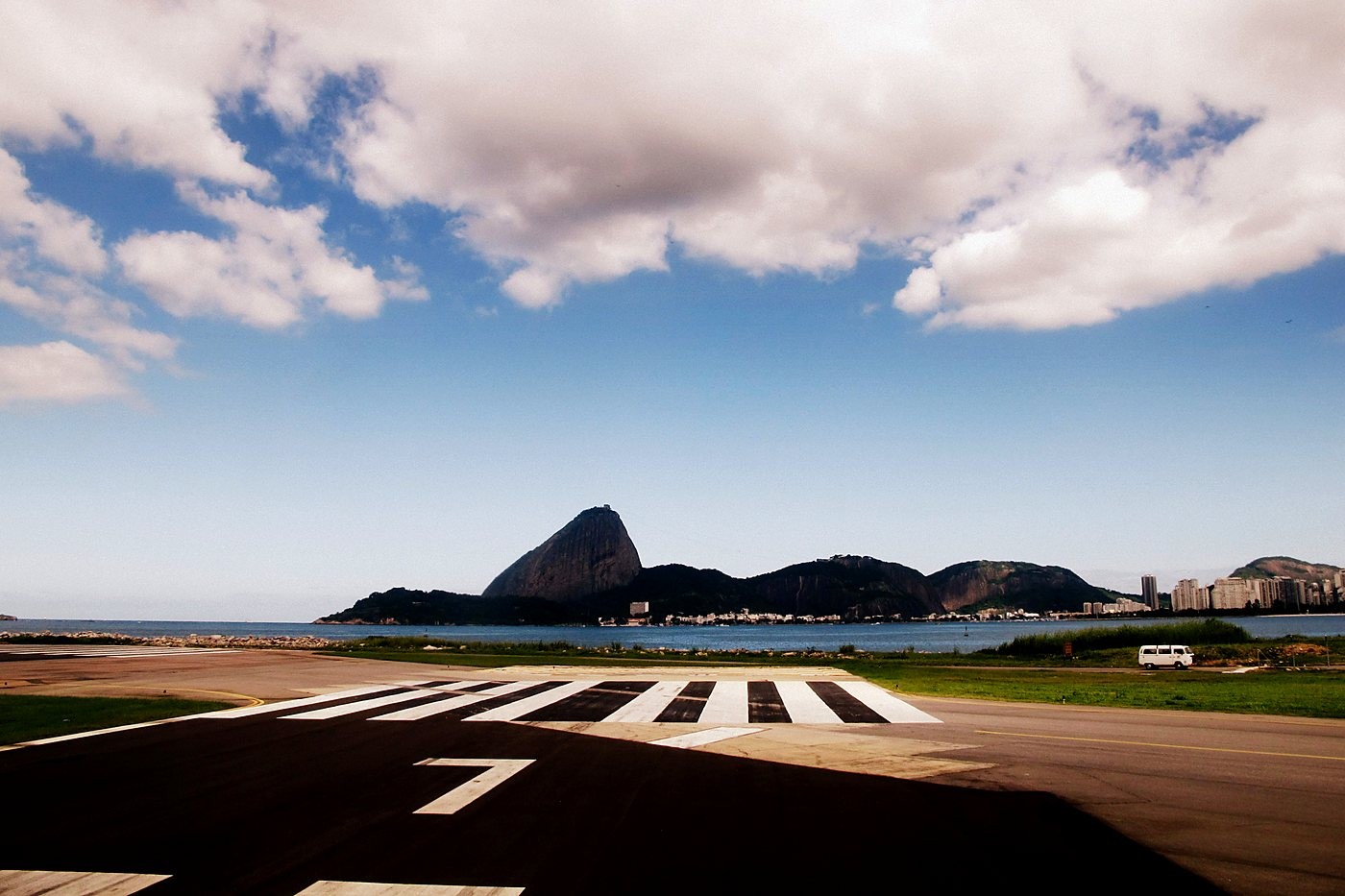 Pista do Aeroporto Santos Dumont com o Pão de Açúcar ao fundo
